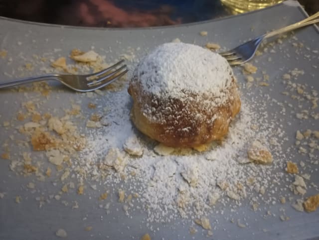Tortino di pasta sfoglia con cuore caldo di crema alla vaniglia e mele - Il Ristoro, Rome