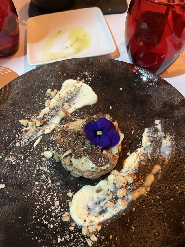 Tartare de veau, truffes noisettes et crème de parmesan - Truffes Folies 8ème, Paris