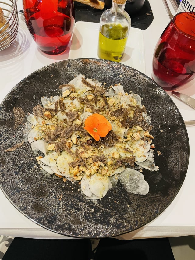 Carpaccio de radis noir aux noisettes et aux truffes - Truffes Folies 8ème, Paris