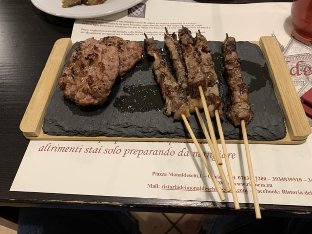 arrosticini e salsicce - Ristoria dei Monaldeschi