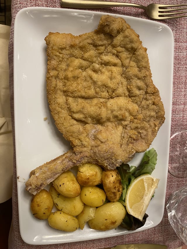 Cotoletta alla milanese con patate al forno - Il Salotto di Milano