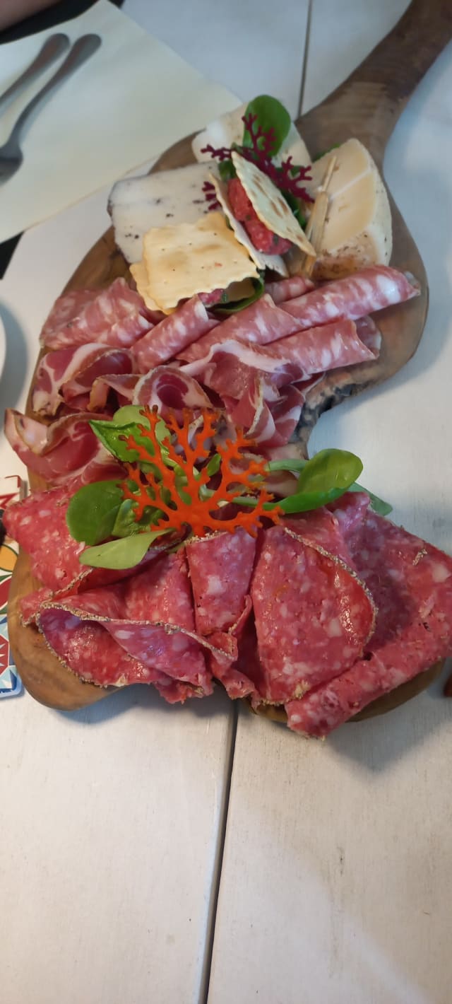 Tagliere di salumi nazionali e internazionali, formaggi semi- stagionati, marmellate miste x2 - Unico