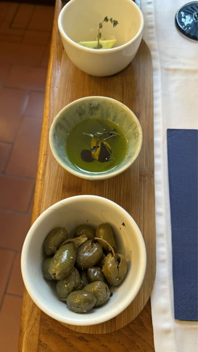 Pão, azeite aromatizado, azeitona com alho e orégãos & manteiga do chef - Farol de Santa Luzia, Lisbon