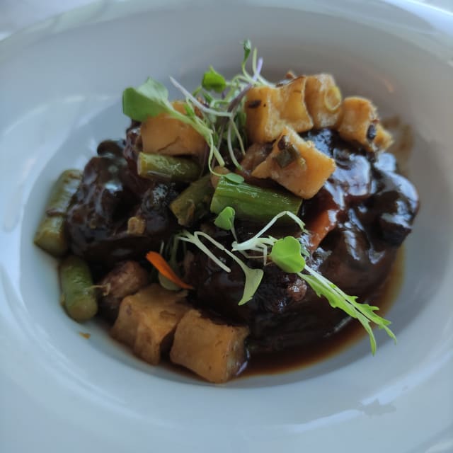 Rabo de toro guisado al vino tinto, con setas y espárragos verdes. - El Cielo de Urrechu