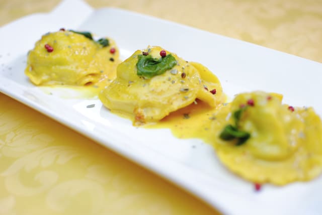 ravioli burrata e porcini in crema di zafferano e tartufo nero - Da Checco Al Calice d'Oro