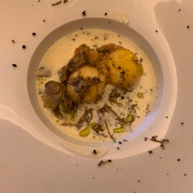 ovetto fritto in fonduta di parmigiano tartufo e porcini - Da Checco Al Calice d'Oro