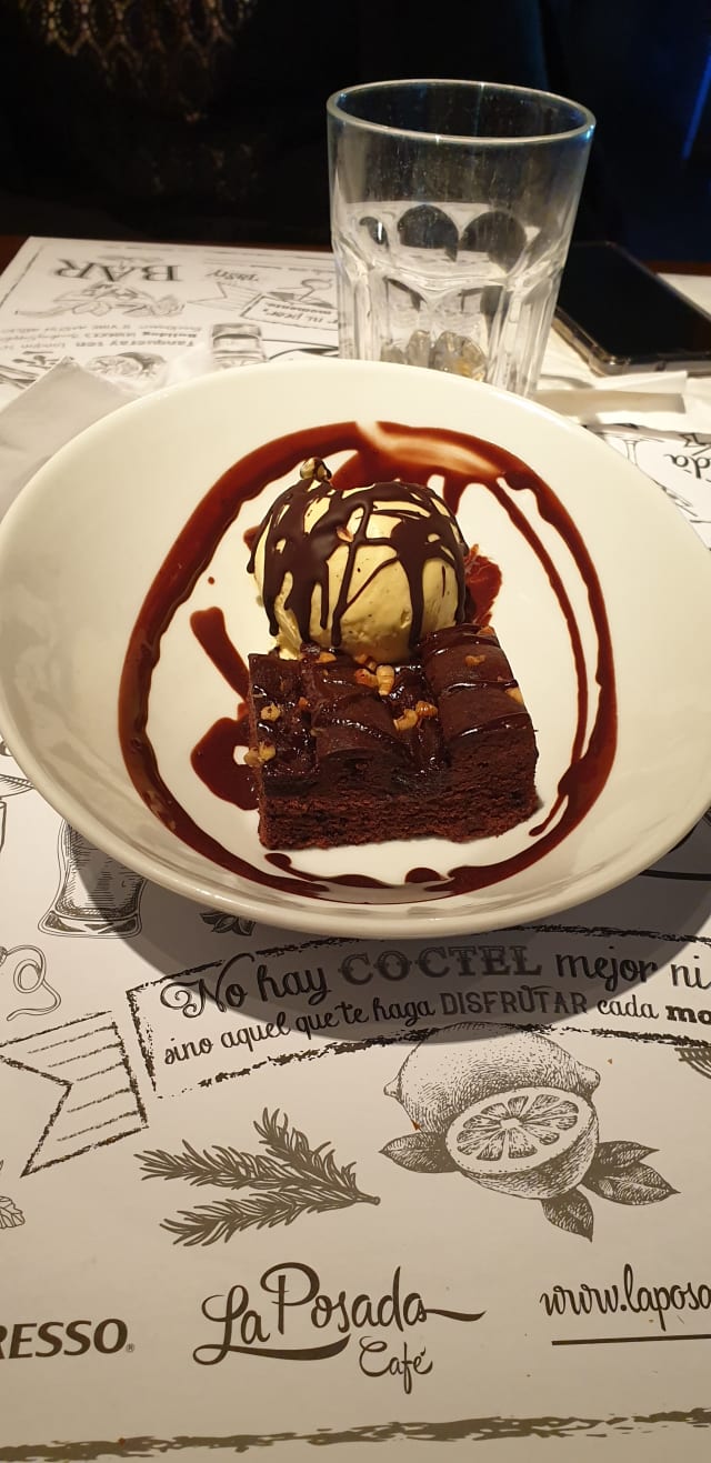 Brownie de chocolate con helado de vainilla - La Posada Café, Parla