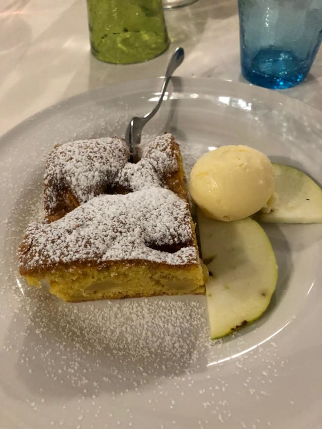 torta di mele con gelato  - Trattoria Da Rinnna