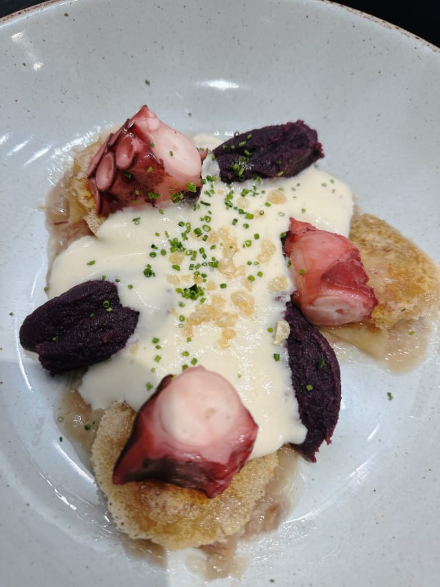 Pulpo, dúo de patatas, airbag de cerdo y caviar de chipotle - Spiral - Porta Fira, L'Hospitalet de Llobregat