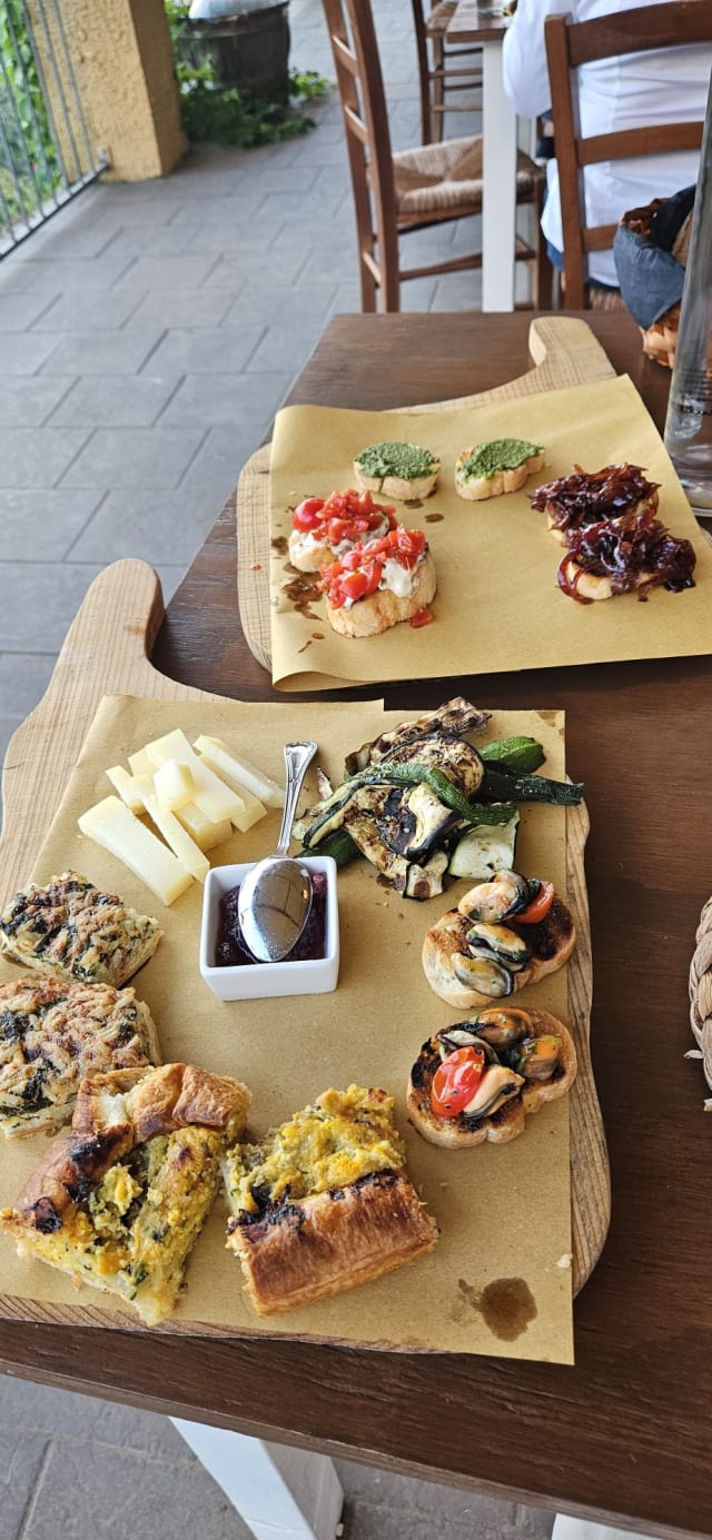 Fantasie di crostini - Osteria Il Vignale, La Spezia