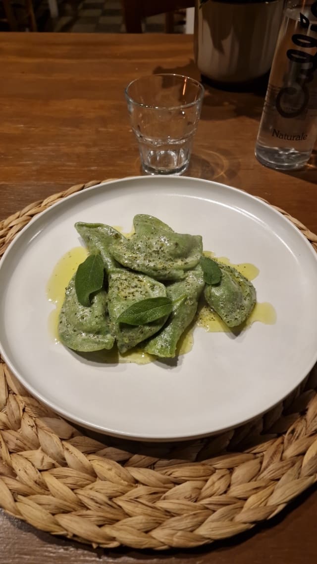 Ravioli verdi alla crema di salvia - Osteria Il Vignale, La Spezia