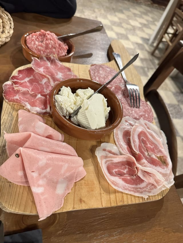 Sgabei con salumi e stracchino - Osteria Il Vignale, La Spezia