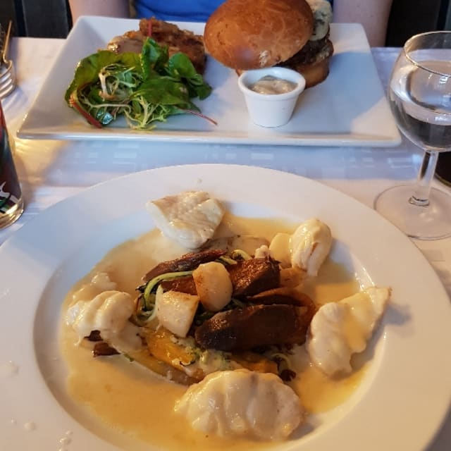 Médaillons de lotte au vin blanc - Le Rue Parmentier, Montreuil