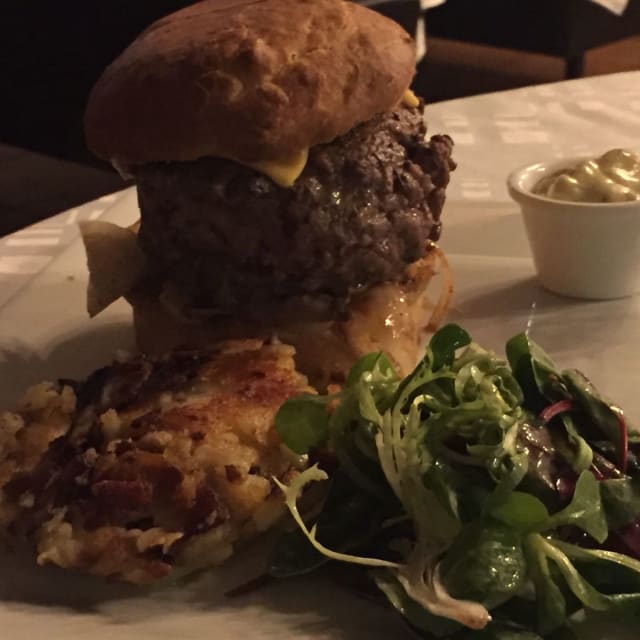 Burger fait maison arôme truffe - Le Rue Parmentier, Montreuil