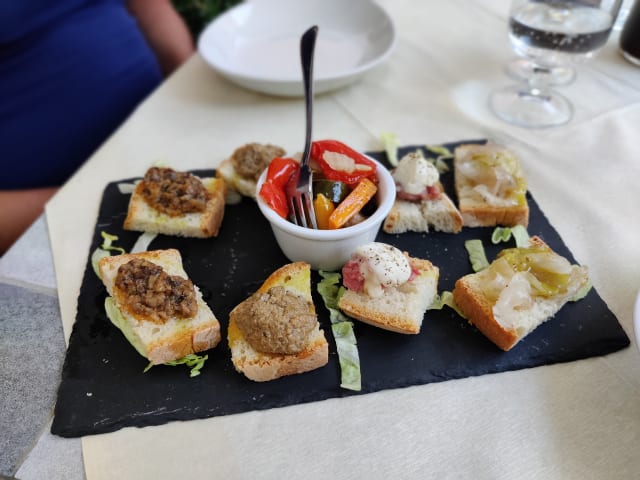 Crostini misti e verdurine in agrodolce - Osteria Sotto Le Logge