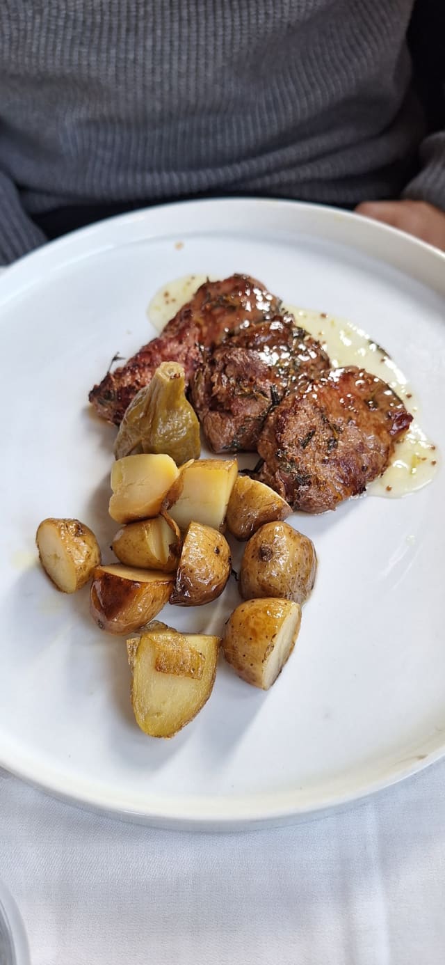 Lomo de ciervo marinado con salsa de mostaza antigua, patatas confitadas y berenjena de almagro - El Cardenal - Hacienda del Cardenal, Toledo