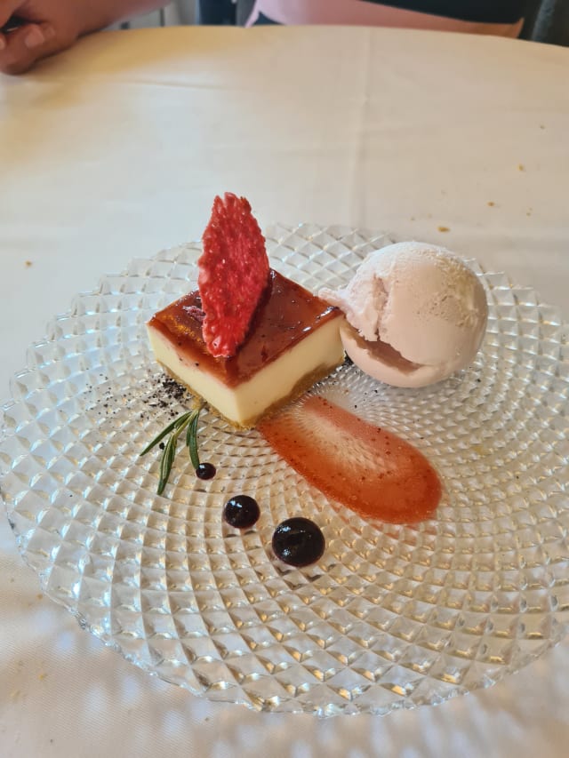 Tarta de queso con coulis de fresa y helado  - El Cardenal - Hacienda del Cardenal