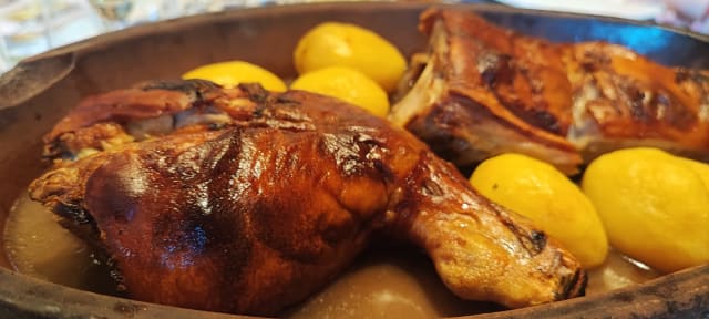 Cochinillo asado al horno de leña con patatas asadas - El Cardenal - Hacienda del Cardenal, Toledo