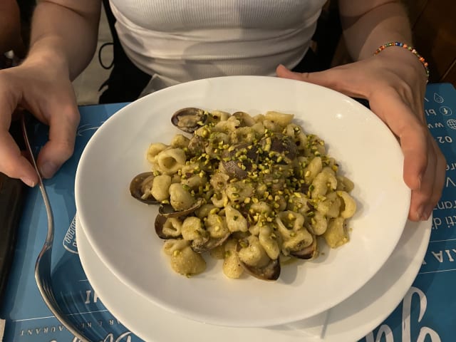 Cavatelli con Vongole , pesto di pistacchio e granella  di pistacchio - Blu Yasmin, Milan