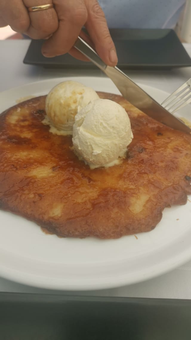 Tarta fina de manzana flambeada con helado de vainilla - Poco a Poco, Pozuelo de Alarcón