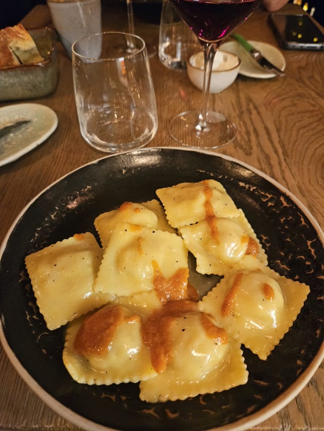 Ravioli Gamberi E Guanciale Su Ristretto Di Porcini E Pomodoro - Osteria Moderna