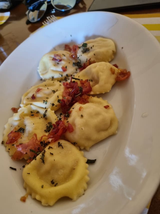 medaglioni di parmigiano reggiano con ragù bianco di culatello e salvia - L'Osteria Del Ponte