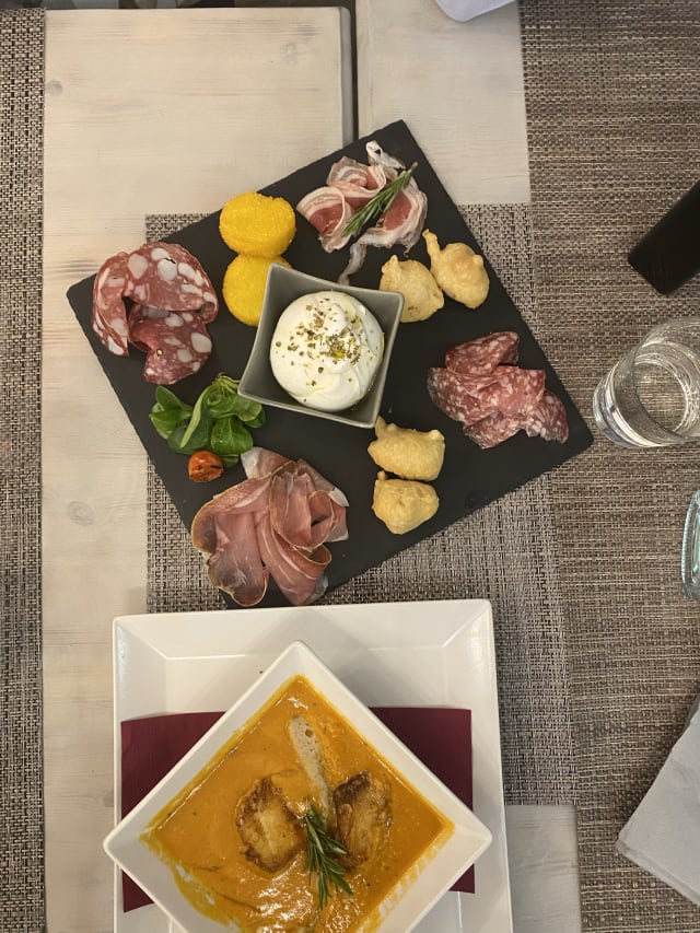 TAGLIERE BURRATA SALUMI PASTA FRITTA E POLENTINE - Locanda Pisani All'uscio