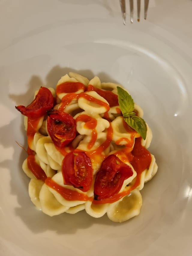 Orecchiette con crema di fagioli al rosmarino, datterino confit e gel di peperone rosso - Strascinati