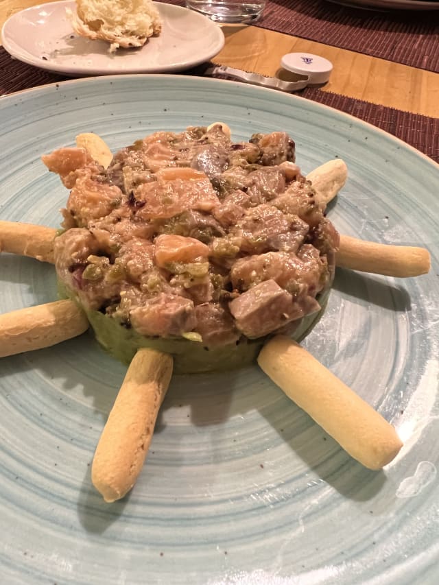 Tartar de salmón, aguacate con mostaza y mayonesa - As de Bastos Madrid, Madrid