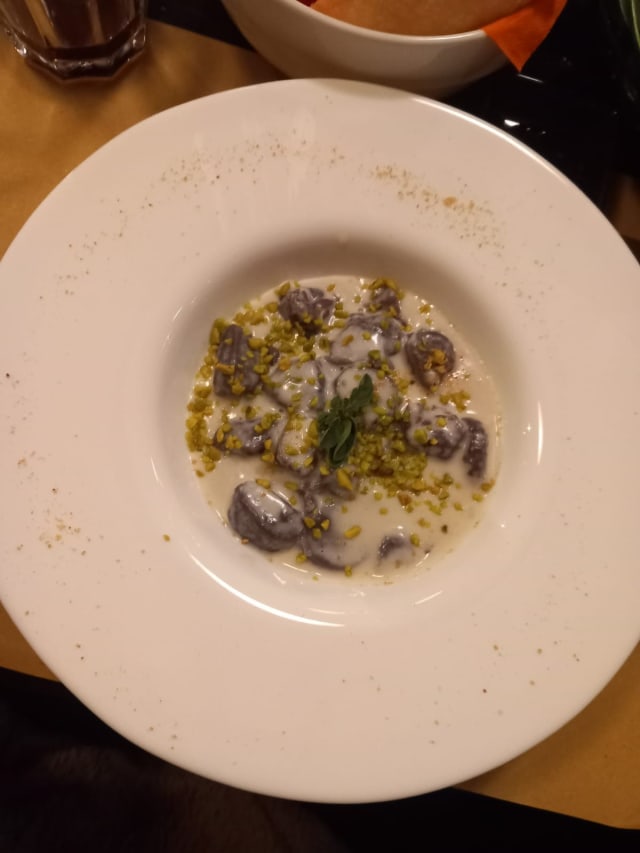 Gnocchetti fatti in casa con crema di taleggio pistacchi e amaretti. - Pepero