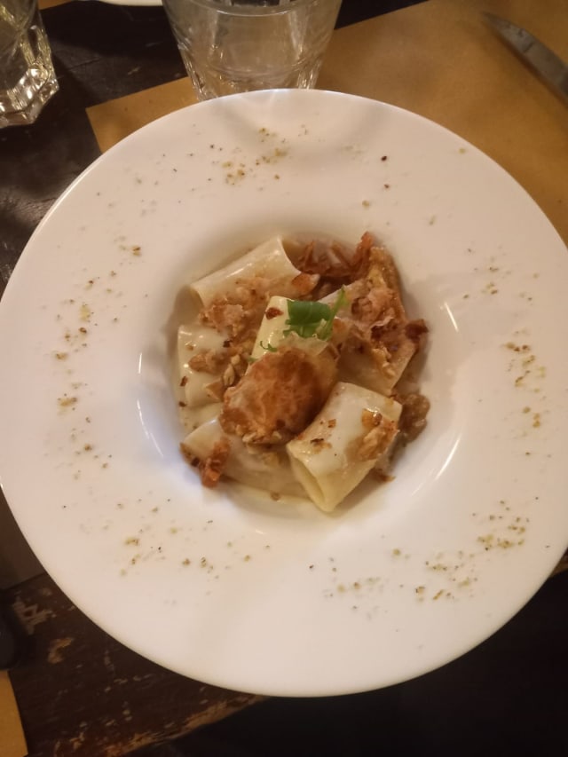 Paccheri con crema di zola, noci e guanciale croccante - Pepero, Vigevano