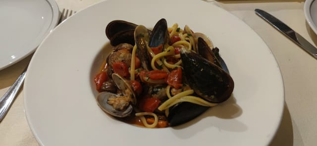 Linguine cozze, vongole e olive taggiasche - Il Rubino