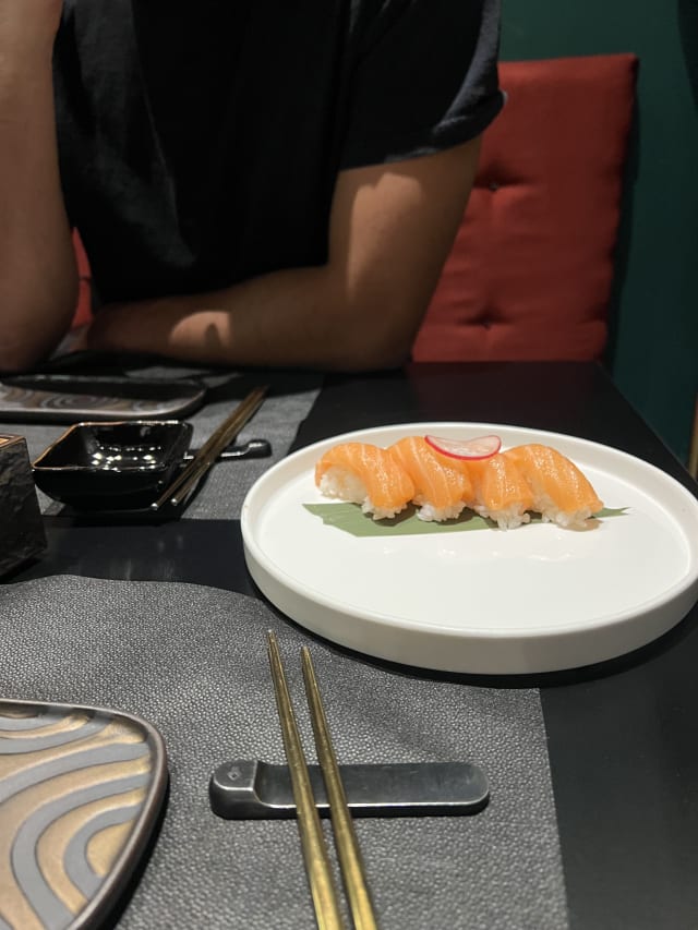 Nigiri di Salmone - Folie À Deux