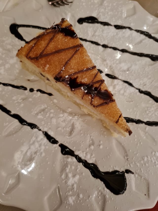 Torta babà al rhum farcita di ricotta e cioccolato - Trattoria del Castello