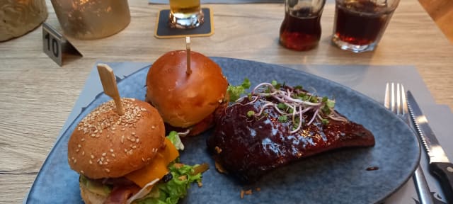 proeverijtje van kleine burger, pulled pork en spare-ribs - De Locomotief, Groesbeek