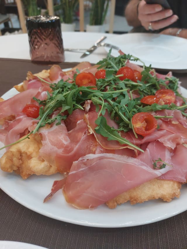 Chiacchiere Con Crudo Di Parma, Burrata E Pomodorini - Ristorante da Marco