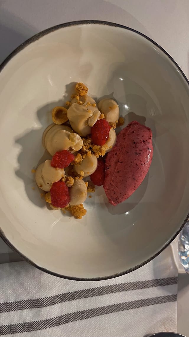 Cremoso di nocciola, croccante di nocciola, sorbetto di lampone e frutti rossi - Mercato Vianova