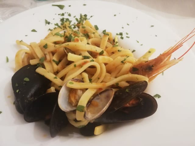 Scialatielli allo scoglio (cozze, vongole, calamari [*] e gamberi [*]) - Route25