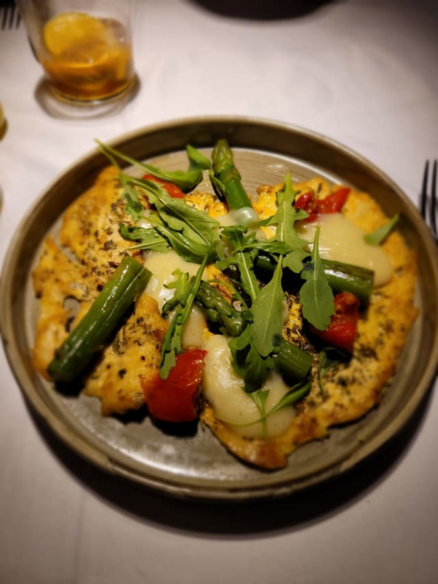 Pallarda de pollo a la provenzal con espárragos y parmentier trufado - La Fonda