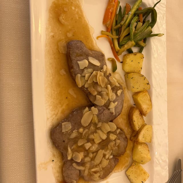 Scaloppine di vitello con scaglie di mandorle e moscato di trani - La Campana, Turin