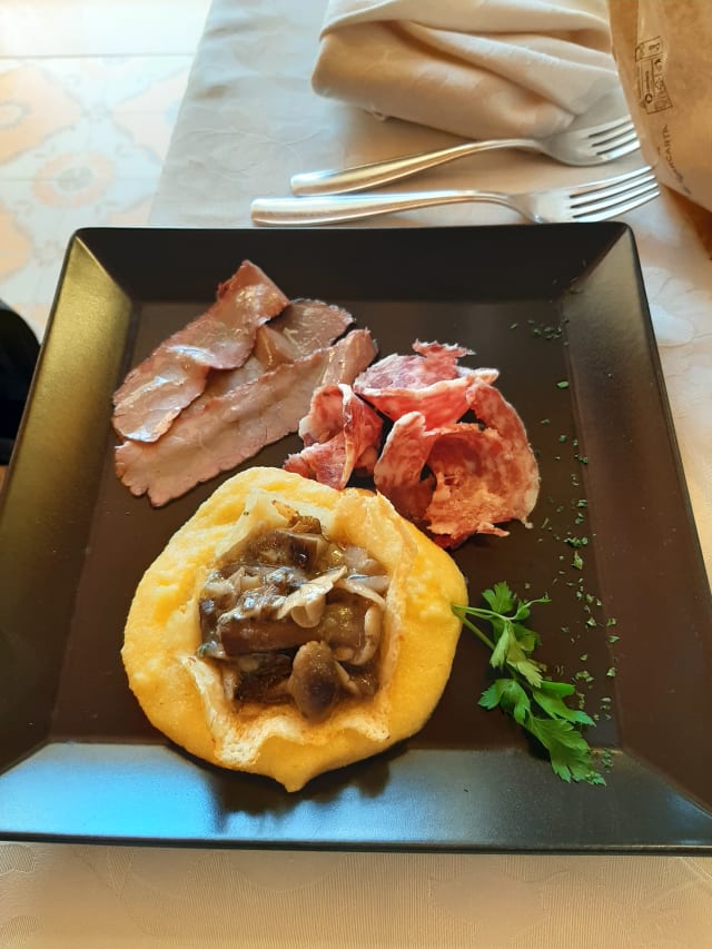 Cestino di grana con funghi su nido di polenta, carne secca di Lusiana e sopressa nostrana - Trattoria Locanda alla Rosa