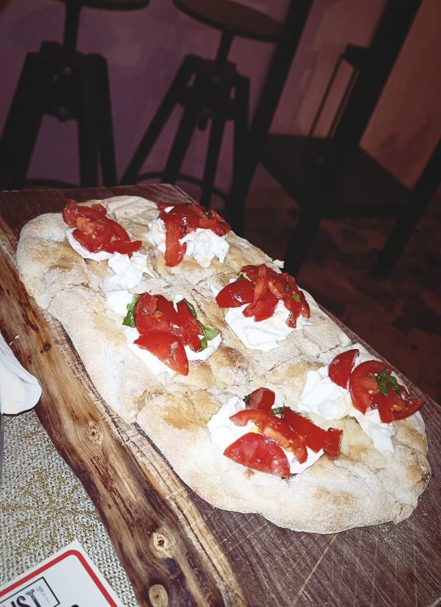 Pinsa mozzarella di  bufala e pomodoro pachino e basilico  - Wishlist Cafè, Rome