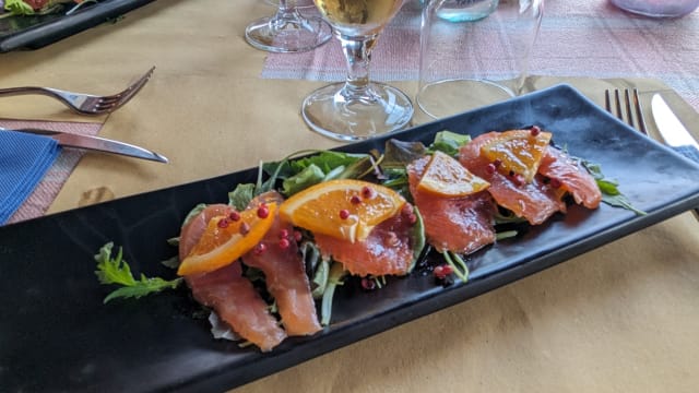 Salmone marinato su insalatina di campo e agrumi - Pizzeria CO.RI, Menaggio