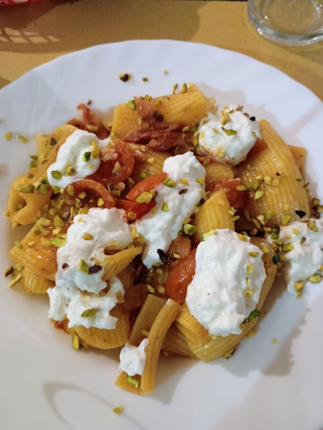 Paccheri con guanciale, crema di burrata e pistacchi - Trattoria Valentino