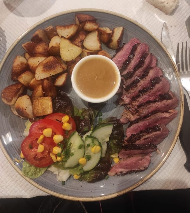 Magret de Canard Français, Sa Sauce au Poivre et sa purée maison  - Le Duo D&S, Paris