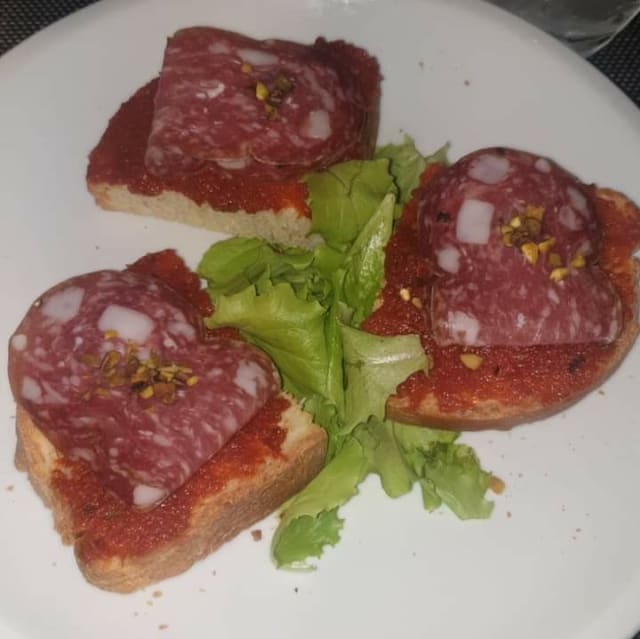 Bruschette di pane fatto in casa con Mousse di pomodori secchi, schiacciata piacentina e granelli di pistacchio - Cantina 26