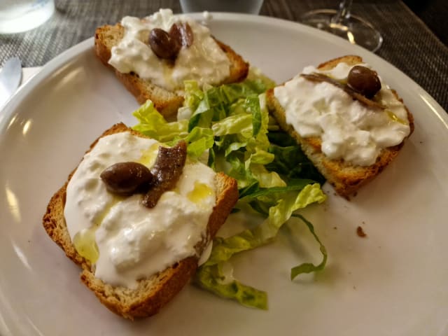 Bruschette di pane fatto in casa con stracciatella di Andria, acciughine e olive taggiasche - Cantina 26, Rome