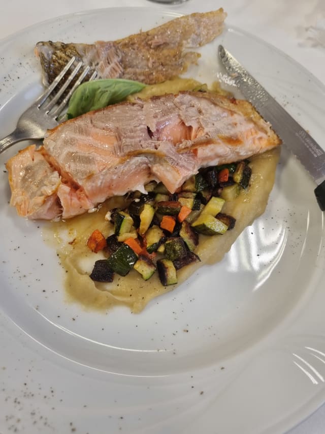 Salmone scottato su crema di patate e verdure saltate - Ristorante pizzeria scegli te, Imola