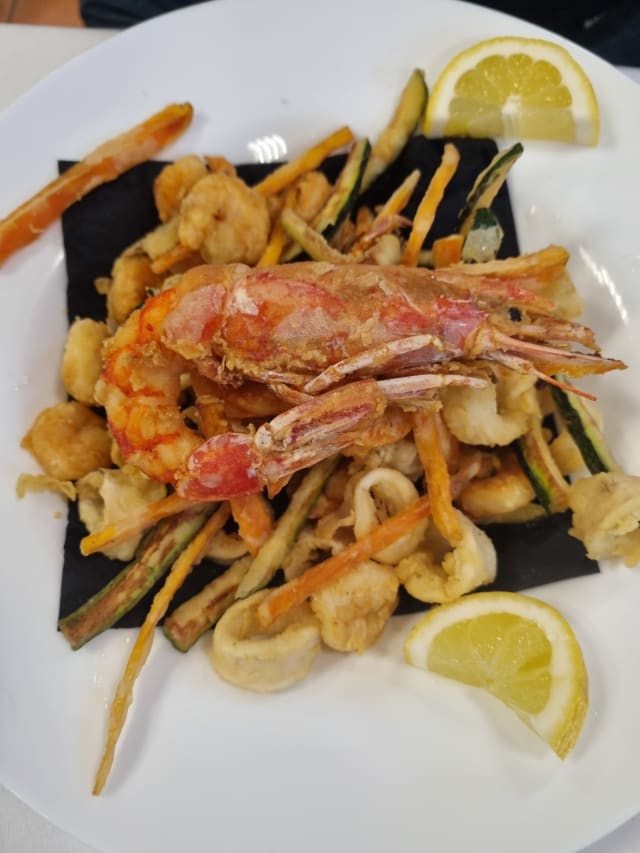 Fritto misto di calamari e gamberi con verdure - Ristorante pizzeria scegli te, Imola