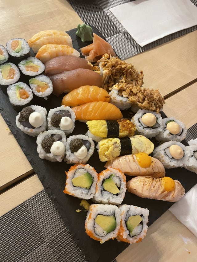 32 pcs plater - Ortiz Sushi and Pinoy, Madrid